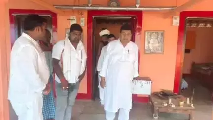 बनमा इटहरी: सरबेला गांव के रामजानकी ठाकुरबाड़ी में नवनिर्मित मंदिर भवन की पूजा में शामिल हुए लोग