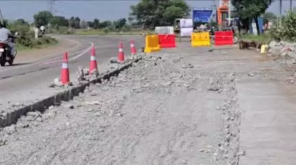 मेहकर: शिवसेना आमदार सिद्धार्थ खरात यांच्या इशाऱ्यानंतर पालखी मार्गाच्या दुरुस्तीचे काम सुरू