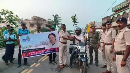 মানবাজার ২: বিশ্ব পরিবেশ দিবসে পথ সচেতনতায় বাইক আরোহীদের চারা গাছ বিতরণ বোরো থানার পুলিশের