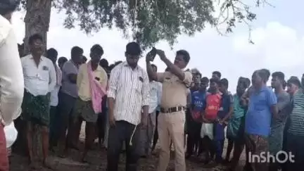 ఆలూరు: దేవనకొండ మండలంలో చెట్టు పూరి  వేసుకుని ఆత్మహత్య చేసుకున్న, ఆర్ఎంపీ డాక్టర్