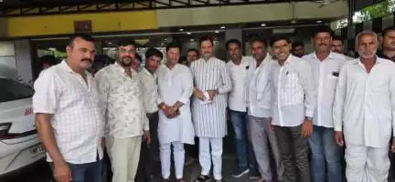 घट्टिया: विधायक सतीश मालवीय के साथ उन्हेंल क्षेत्र से आए ग्रामीण व कार्यकर्ता मौजूद रहे