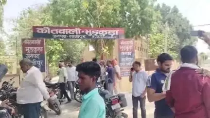 जखनिया: BJP नेता व सपा बूथ अध्यक्ष विवाद मामले में पुलिस ने किया एक्शन, FIR दर्ज होने के बाद BJP नेता से घंटों पूछताछ