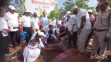 गुरूर: बालोद कलेक्टर ने पर्यावरण दिवस पर पौधे रोपण किया, लोगों से पर्यावरण संरक्षित रखने की की अपील