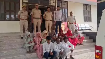 चूरू: रेलवे स्टेशन के पास बोलेरो में संदिग्ध मिली 7 महिलाओं सहित 10 लोगों को कोतवाली पुलिस ने किया गिरफ्तार