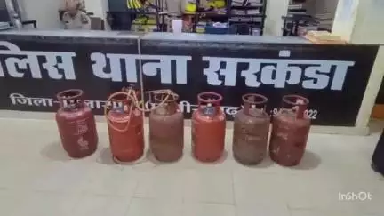 सरकंडा थाना क्षेत्र में अवैध गैस रिपेयरिंग करने वाले 2 आरोपियों को गिरफ्तार किया गया, 6 गैस सिलेंडर ज़ब्त