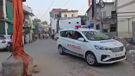 मंडला: कोतवाली थाना से पुलिस और प्रशासनिक अधिकारियों ने निकाला फ्लैग मार्च, भीड़ में सुरक्षा उपाय अपनाने की सलाह