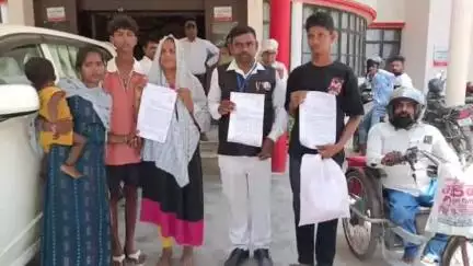 महाराजगंज: कलेक्ट्रेट परिसर में आम आदमी पार्टी के पदाधिकारियों ने डीएम को सौंपा ज्ञापन, दिव्यांग महिला के घर में आग लगाने का आरोप