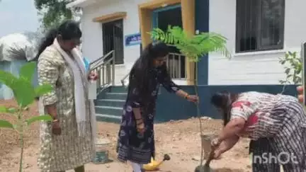 લીમખેડા: ઉસરા આંગણવાડી પ્રાંગણમાં નાયબ નિયામક શ્રી નેહા કંથારીયા અને જિલ્લા પ્રોગ્રામ ઓફિસર ઇરા ચૌહાણની ઉપસ્થિતિમાં  કાર્યકર્મ