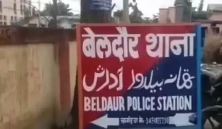 बेलदौर: पत्नी ने देसी कट्टे के साथ शराबी पति को पकड़कर बेलदौर पुलिस को सौंपा, पुलिस कार्रवाई में जुटी