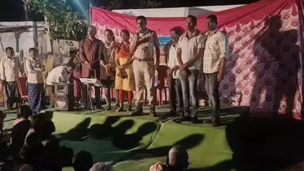 సిర్పూర్ టి: పత్తి విత్తనాల కొనుగోలు విషయంలో రైతులు అప్రమత్తంగా ఉండాలని కృష్ణపల్లి గ్రామంలో సూచించిన ఎస్సై ప్రవీణ్ కుమార్