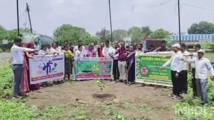 पेटलावद: पेटलावद में सामाजिक न्याय विभाग द्वारा 'एक पेड़ माँ के नाम' अभियान के तहत पौधारोपण कार्यक्रम आयोजित