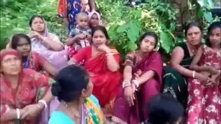 पीलीभीत: सेल्हा गांव में सेप्टिक टैंक में उतरे तीन लोगों की मौत का मामला, गमगीन माहौल में हुआ अंतिम संस्कार