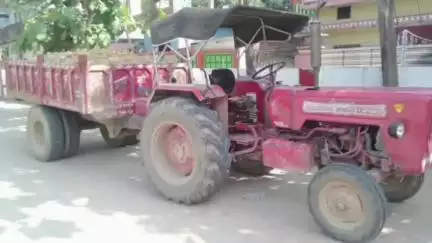 नौतनवा: खैराटी गांव के पास अवैध मिट्टी लदी ट्रैक्टर-ट्रॉली पुलिस को सौंपा गया