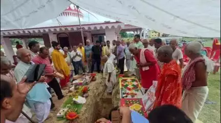 केवटी रनवे: बलुआहा केदारनाथ शिव पार्वती मंदिर, दुर्गा मंदिर, बजरंगबली मंदिर के पुराने ढांचे को हटाकर नए मंदिर का निर्माण कार्य शुरू