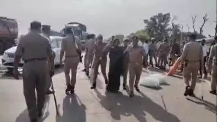 सिराथू: लोहन्दा मोड़ पर सड़क पर लाश रखकर किया गया हाईवे जाम, पुलिस के मानने पर भी नहीं माने लोग, अभद्रता के चलते चलाई गई लाठियां