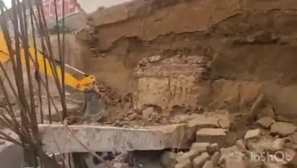 ग्रेटर नोएडा:-कंपनी के बेसमेंट में निर्माण कार्य के दौरान हादसा,बेसमेंट की दीवार गिरने से पांच मजदूर दबे।
#noida