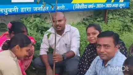 मधेपुर: मधेपुर प्रखंड कार्यालय में विश्व पर्यावरण दिवस पर बीडीओ विशाल आनंद ने किया पौधरोपण