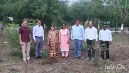वाशिम: जिल्हाधिकारी बुवनेश्वरी एस. यांच्या हस्ते जिल्हाधिकारी कार्यालय परिसरात वृक्षारोपण, नागरिकांना केले झाडे लावण्याचे आवाहन