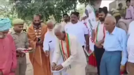 महोबा: विश्व पर्यावरण दिवस पर कीरत सागर तट पर 'एक पेड़ मां के नाम' कार्यक्रम में डीएफओ और समाजसेवियों ने किया पौधारोपण