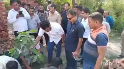 खतौली: कस्बे के फलावदा रोड पर पहुंचे आजाद समाज पार्टी के राष्ट्रीय अध्यक्ष चंद्रशेखर आजाद, पर्यावरण दिवस पर किया वृक्षारोपण