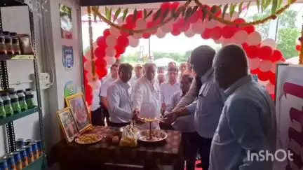 માલપુર: માલપુર ગામે સાબરડેરી દ્વારા નવીન અમુલ પાર્લર નું પુર્વ ધારાસભ્ય અને સાબરડેરીના ડિરેક્ટર ના હસ્તે ઉદ્ધાટન કરાયું.