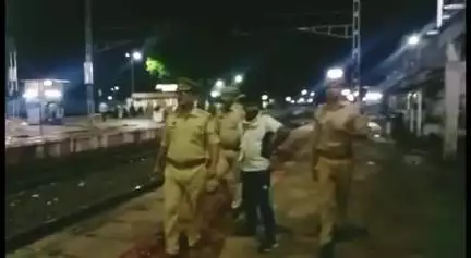 मानिकपुर: ईदुल जुहा के दृष्टिगत थाना मानिकपुर GRP पुलिस ने प्लेटफार्म पर चलाया चैकिंग अभियान, यात्रियों को सुरक्षा हेतु दी हिदायत