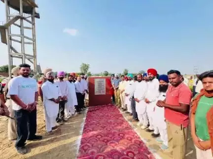 ਜਲਾਲਾਬਾਦ: ਹਲਕਾ ਧਰਮਕੋਟ ਦੇ ਪਿੰਡ ਜਲਾਲਾਬਾਦ ਪੂਰਬੀ ਵਿੱਚ ਮੀਆਂਵਾਕੀ ਪ੍ਰੋਜੈਕਟ ਅਧੀਨ ਲੱਗਣ ਵਾਲੇ ਜੰਗਲ ਦਾ ਨੀਂਹ-ਪੱਥਰ ਬੂਟੇ ਲਗਾ ਕੇ ਰੱਖਿਆ ਨੀਹ ਪੱਧਰ