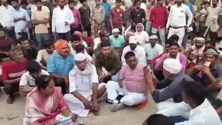 सीतापुर: खैराबाद के तेरा गांव के पुरुष और महिलाओं ने बिजली को लेकर पावर हाउस पर जमकर किया हंगामा