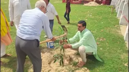 केवटी रनवे: पिंडारूच के ग्रामीणों ने बलुआहा धार्मिक परिसर में सर्वसम्मति से वृक्षारोपण कार्यक्रम का आयोजन किया