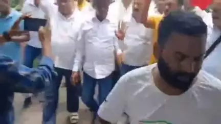बाघमारा/कतरास: बाघमारा: विधायक शत्रुघ्न महतो ने यूनाइटेड कॉल वर्कर्स यूनियन के बैनर तले BTA कार्यालय में की वार्ता