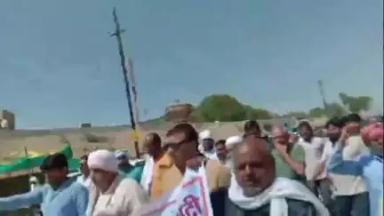 कैलारस: सैकड़ों विस्थापित दुकानदारों का नगर परिषद कार्यालय पर प्रदर्शन, 15 जून से क्रमिक भूख हड़ताल की चेतावनी