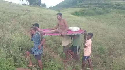 గుర్రాలగొందిలో సిగ్నల్స్ లేక అవస్థలు, రేషన్ కార్డు ఈ-కేవైసీ కోసం సిగ్నల్స్ వద్దకు డోలీమోతతో వ్యక్తి తరలింపు #localissue