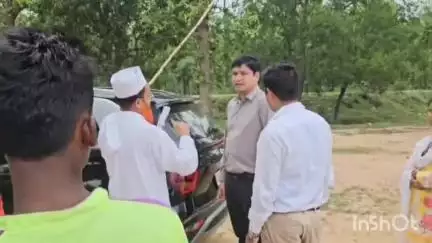 लुण्ड्रा: सरगुजा जिले के घंघरी में स्टेडियम सर्वे में आए अधिकारियों और कर्मचारियों को जमीन कब्जाधारी ग्रामीणों ने घेर लिया