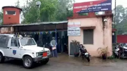 चास: सेक्टर वन शिमला कॉलोनी में युवक ने शख्स को चाकू मारा, पुलिस ने खदेड़ कर पकड़ा