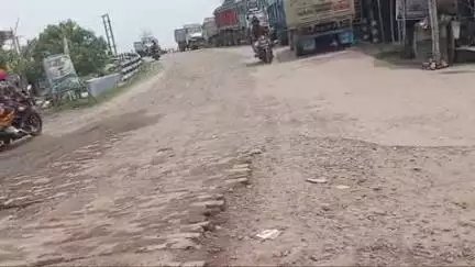 বারাসত ২: বারাসত ২ নম্বর ব্লকের বোয়ালঘাটা ব্রিজে ওঠার মুখে বেহাল রাস্তা সংস্কারের দাবি গ্রামবাসীদের #jansamasya