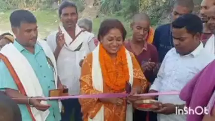 राजापाकर: राजापाकर प्रखंड के मीरपुर पतांढ़ पंचायत के रामपुरानी में पोखर के सीढ़ी घाट का विधायक ने किया उद्घाटन