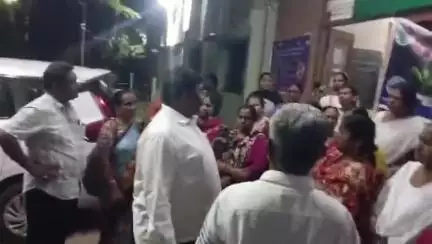 జిల్లా డిఎంహెచ్వో కార్యాలయంలో గురువారం రాత్రి ఏఎన్ఎం  మెరుపు ధర్నా  # localissue