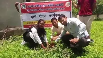 खाचरौद: नागदा में न्यायाधीशों द्वारा पर्यावरण दिवस पर पौधा रोपण किया गया