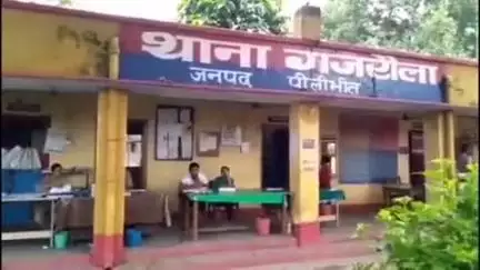 पीलीभीत: गजरौला थाना क्षेत्र में तेज रफ्तार मोटरसाइकिल ने मारी टक्कर, 6 साल की मासूम बच्ची की मौत, 2 घायल