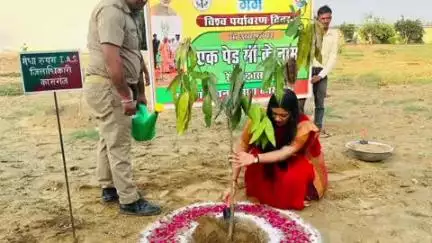 कासगंज: विश्व पर्यावरण दिवस के अवसर पर डीएम ने कलेक्ट्रेट परिसर में पौधारोपण किया, मां के नाम पर लगाया पौधा