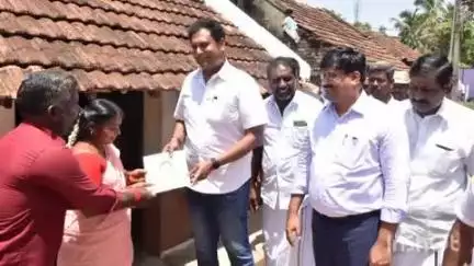 மன்னார்குடி: உள்ளிக்கோட்டை மகாதேவபட்டினம் பேரையூர் ஊராட்சியில் பயனாளிகளுக்கு நேரடியாக நடந்து சென்று அமைச்சர் பட்டா வழங்கினார்