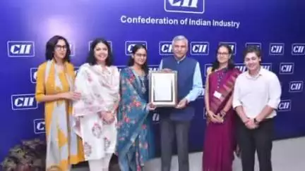 भोरे: कोरेया दीक्षित गांव की पूजा CII वुमन एग्जेम्पलर अवॉर्ड से सम्मानित, बाल विकास मंत्री ने दिया पुरस्कार