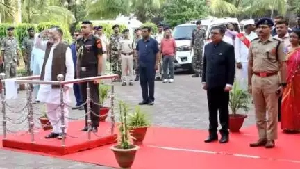 चास: राज्यपाल को परिसदन भवन में प्रशासनिक अधिकारियों की मौजूदगी में पुलिस जवानों ने गार्ड ऑफ ऑनर दिया