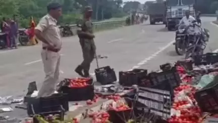 बाघमारा/कतरास: राजगंज थाना क्षेत्र: NH-32 धारकिरो मोड़ के पास टमाटर लदी पिकअप वैन पलटी, पुलिस मौके पर पहुंची