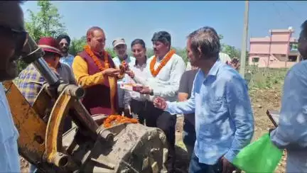 डोईवाला: नगर पालिका अध्यक्ष नरेन्द्र सिंह नेगी ने वार्ड नंबर-2 में सड़क का किया शिलान्यास