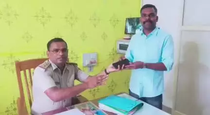 ಕುಮಟಾ: ಕಳೆದು ಹೋಗಿದ್ದ ಮೊಬೈಲ್ ಪತ್ತೆ ಹಚ್ಚಿ ವಾರಸುದಾರರಿಗೆ ಹಸ್ತಾಂತರಿಸಿದ ಕುಮಟಾ ಠಾಣೆ ಪೊಲೀಸರು