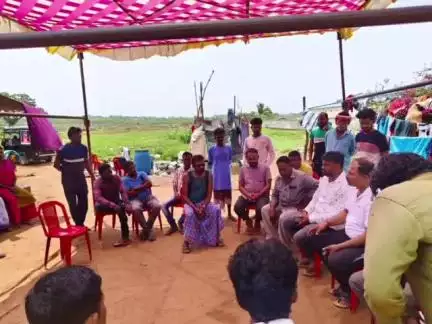 ନବରଙ୍ଗପୁର ପୋଲିସ ଷ୍ଟେସନ: ପଡାଲଗୁଡାରେ ନୂତନ ପାଇଖାନା ଟାଙ୍କିରେ ଶ୍ୱାସ ରୁଦ୍ଧ ହୋଇ ମୃତ୍ୟୁ ବରଣ କରିଥିବା ବ୍ୟକ୍ତିଙ୍କ ପରିବାର ନିକଟରେ ପହଞ୍ଚିଲେ ନବରଙ୍ଗପୁର ବିଧାୟକ