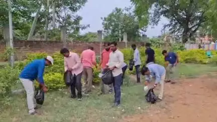 బెల్లంపల్లి: పట్టణంలో వనమహోత్సవo కార్యక్రమంలో భాగంగా మొక్కలు పంపిణీ చేసిన మున్సిపల్ కమిషనర్ శ్రీనివాస్