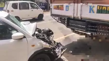 ഒറ്റപ്പാലം: വാണിയംകുളത്ത് അമിത വേഗതയിൽ എത്തിയ കാർ മറ്റൊരു കാറിലും സ്കൂട്ടറിലും ലോറിയിലും ഇടിച്ച് അപകടം