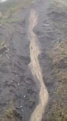 चकराता: जजरेट पहाड़ी के पास चकराता-कालसी मार्ग पर आया मलबा, लगा लंबा जाम